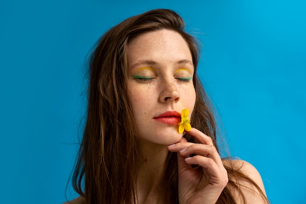 Mujer maquillada con cejas gruesas