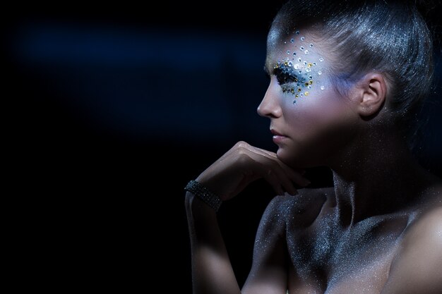 mujer con maquillaje artístico