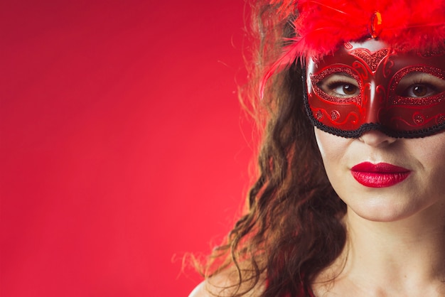 Mujer con maquillaje brillante y máscara roja