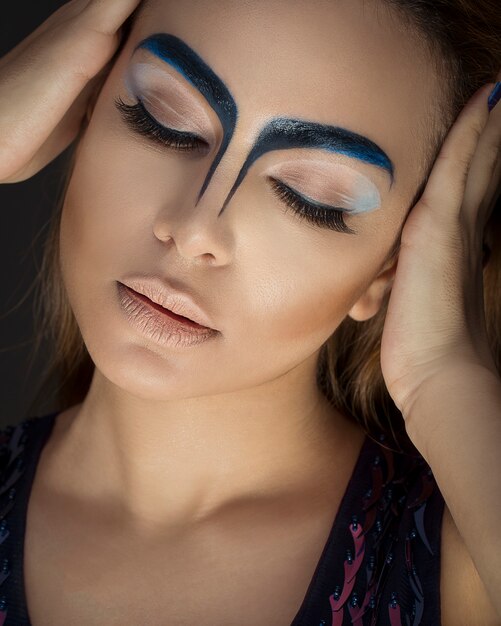 Mujer en maquillaje de cejas