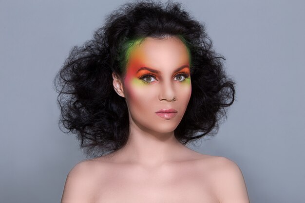 mujer con maquillaje de color