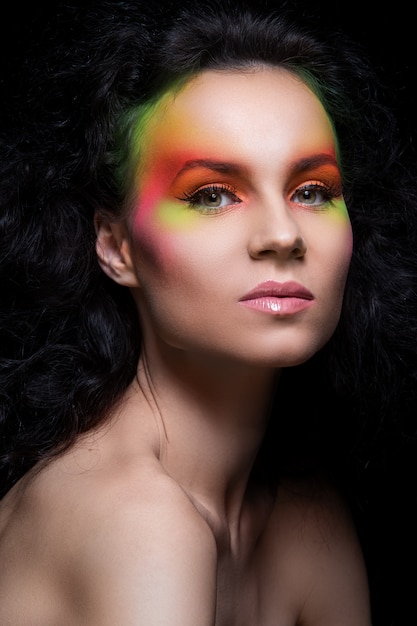 Foto gratuita mujer con maquillaje de color