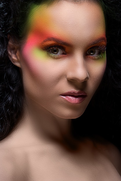 mujer con maquillaje de color