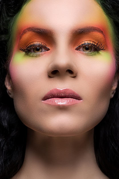 Foto gratuita mujer con maquillaje de color