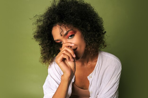 Mujer con maquillaje colorido brillante posando