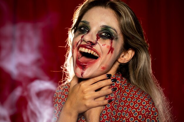 Mujer con maquillaje como sangre y vapor