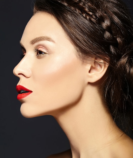 Mujer con maquillaje diario fresco y labios rosados