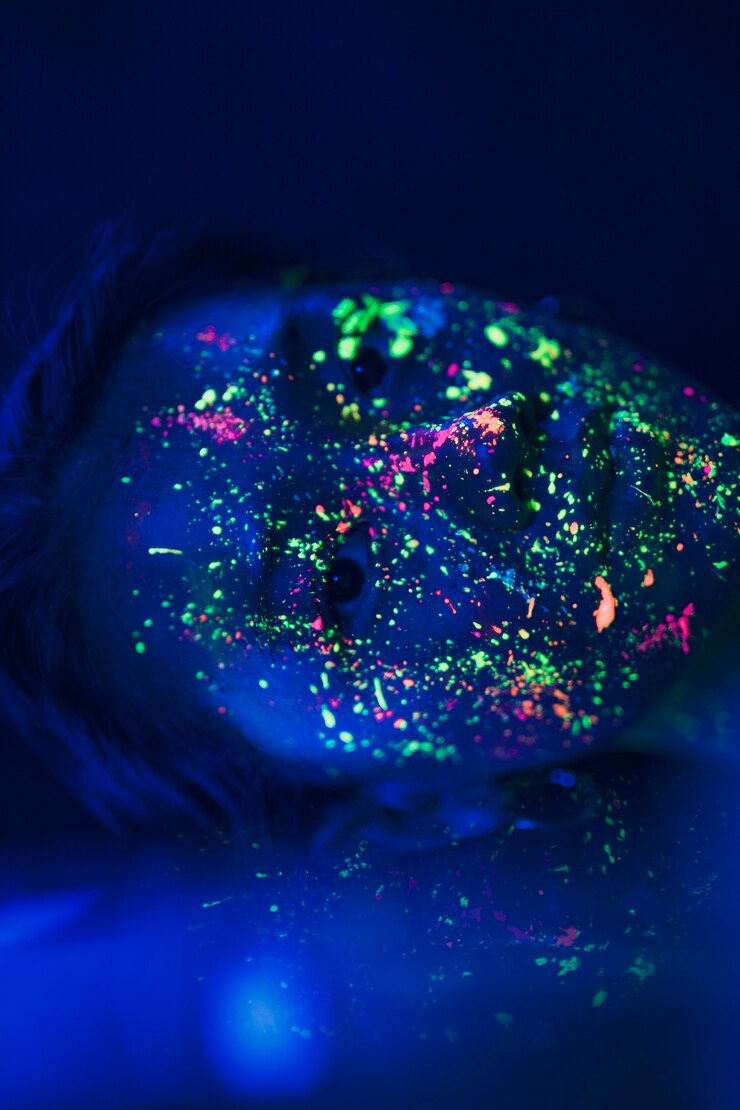 Foto gratuito mujer con maquillaje fluorescente en la cara