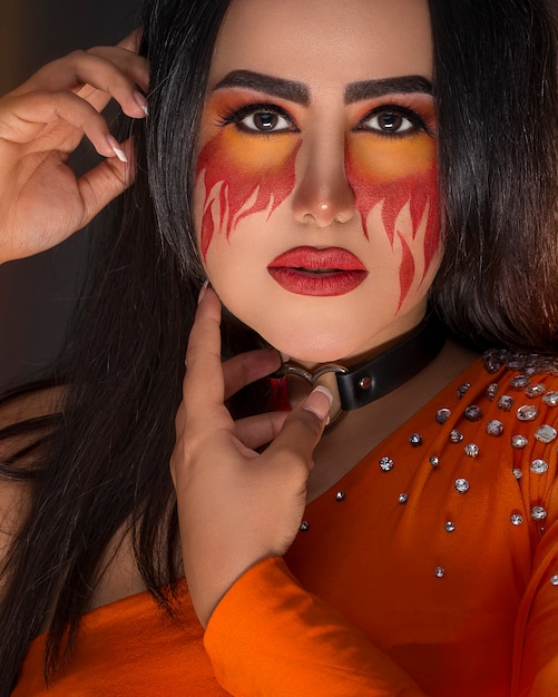 Foto gratuita mujer en maquillaje de fuego