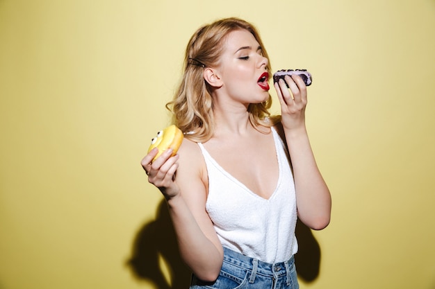 Mujer con maquillaje de labios brillantes comiendo dulces
