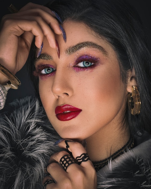 Foto gratuita mujer con maquillaje de ojos y lápiz labial rojo