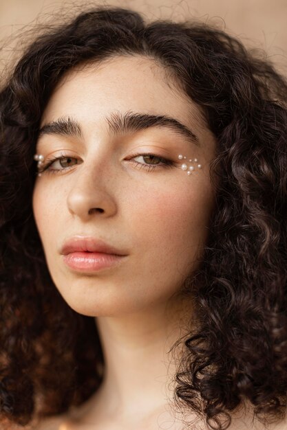 Mujer con maquillaje de perlas