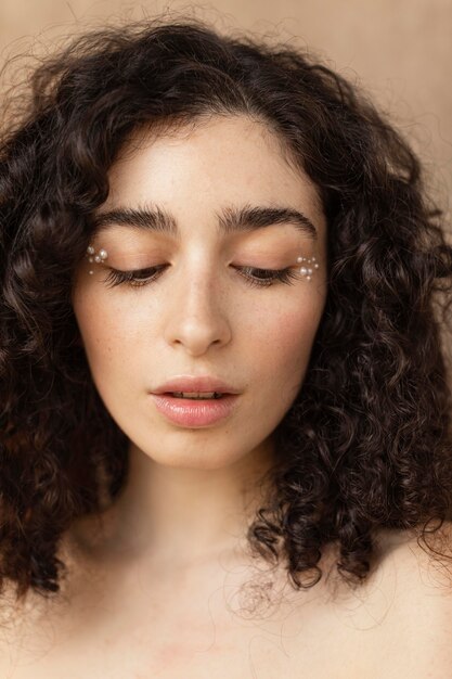 Mujer con maquillaje de perlas