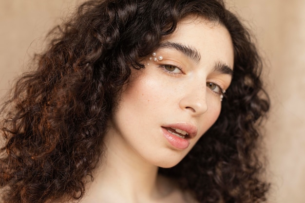 Mujer con maquillaje de perlas