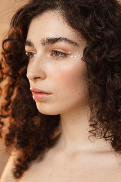 Mujer con maquillaje de perlas