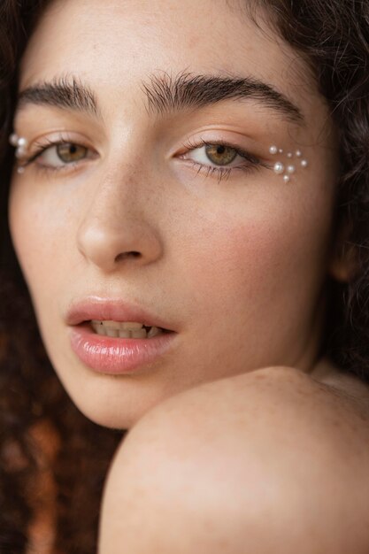 Mujer con maquillaje de perlas