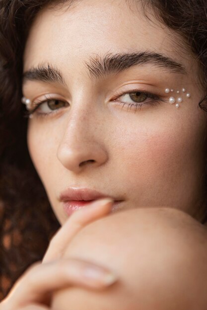 Mujer con maquillaje de perlas