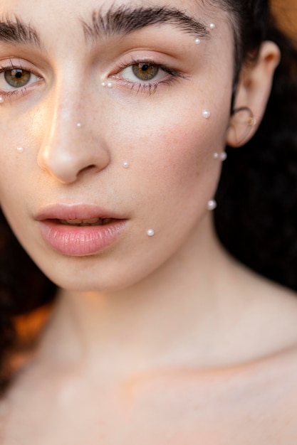 Mujer con maquillaje de perlas