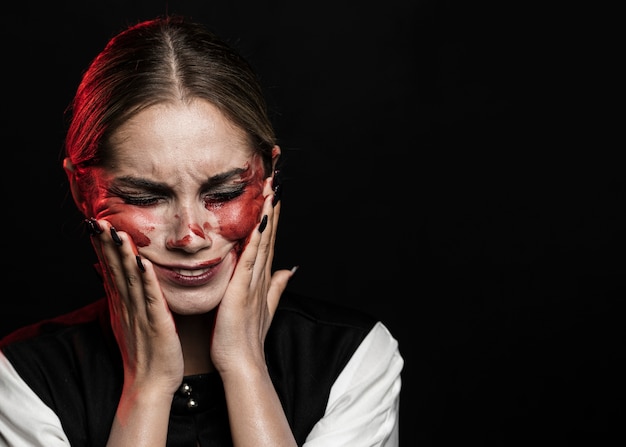 Foto gratuita mujer con maquillaje de sangre falsa y espacio de copia