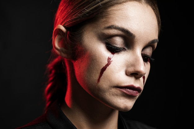 Mujer con maquillaje de sangre falsa