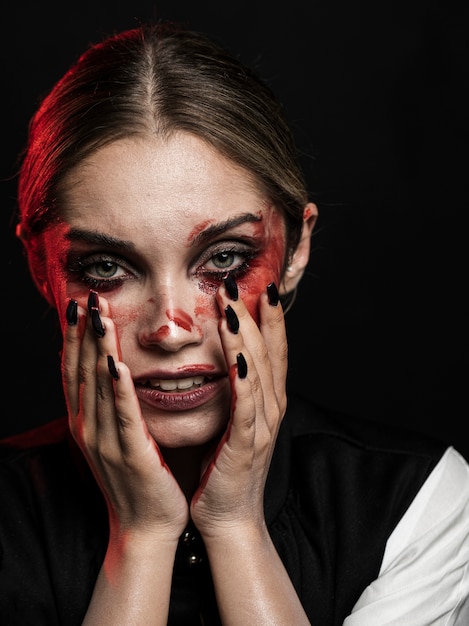 Foto gratuita mujer con maquillaje de sangre falsa