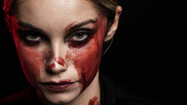 Mujer con maquillaje sangriento y espacio de copia