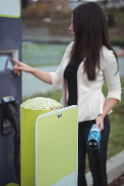 Foto gratuita mujer con máquina eléctrica enchufable