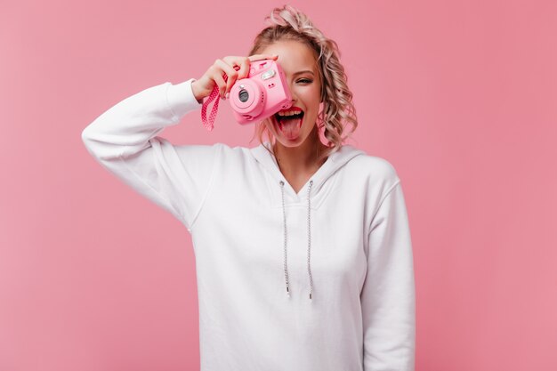 Mujer maravillosa haciendo fotos con la lengua fuera