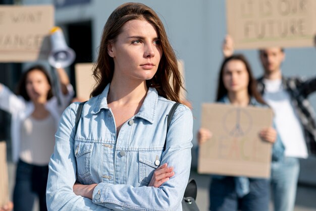 Mujer marchando por la paz con activistas