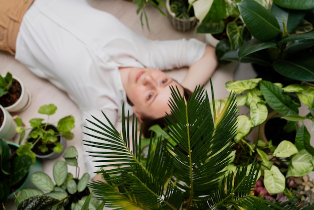 Mujer con marco de plantas