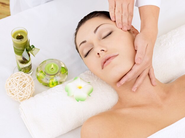 Mujer con masaje de cabeza en el salón de spa. Concepto de tratamiento de belleza.