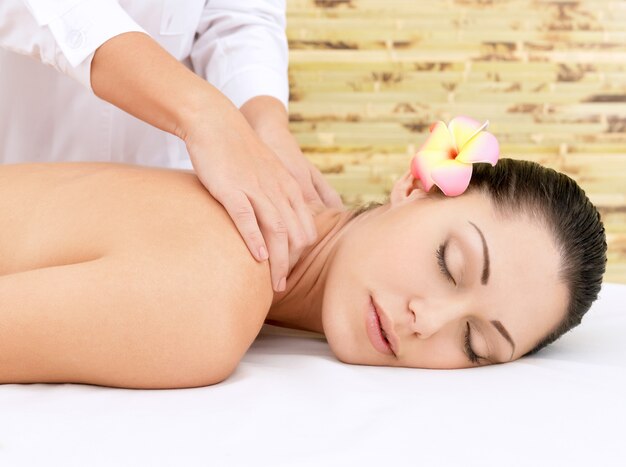 Mujer con masaje de cabeza en el salón de spa. Concepto de tratamiento de belleza.