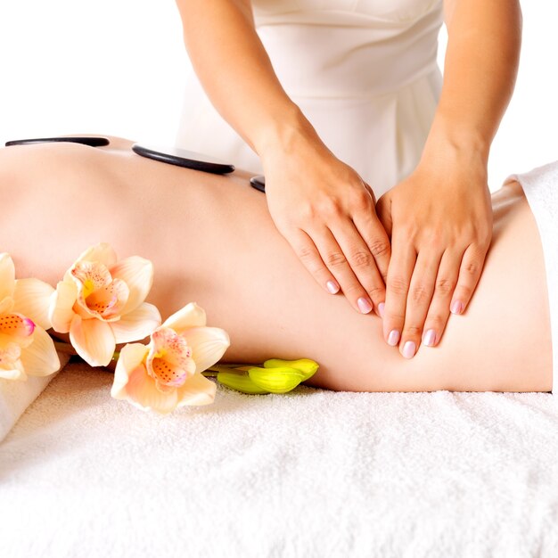 Mujer con masaje de cuerpo en el salón de spa. Concepto de tratamiento de belleza.