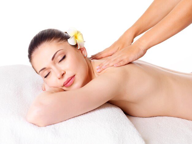 Mujer con masaje de cuerpo en el salón de spa. Concepto de tratamiento de belleza.
