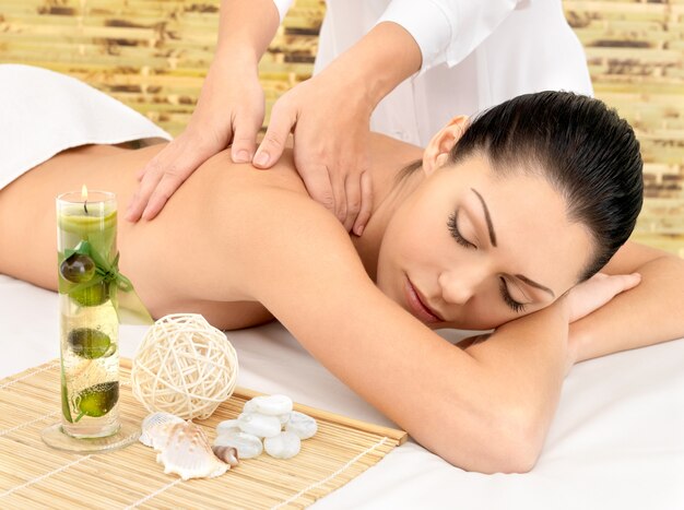 Mujer con masaje de cuerpo en el salón de spa. Concepto de tratamiento de belleza.