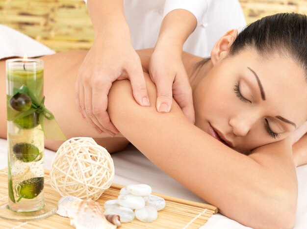 Mujer en masaje spa de cuerpo en el salón de belleza.