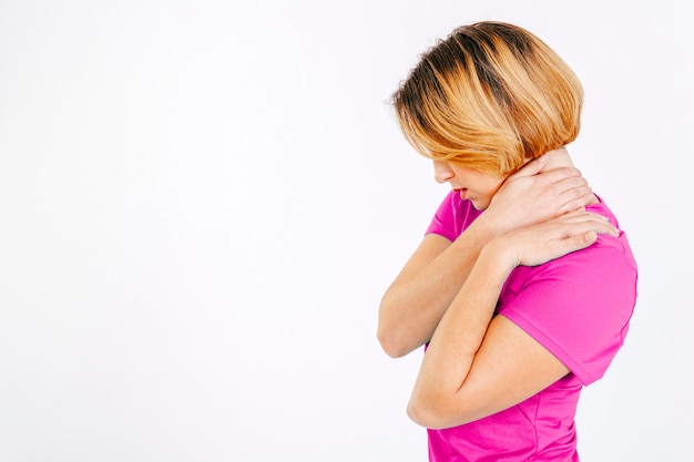 Foto gratuita mujer masajeando el cuello teniendo dolor