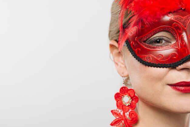 Mujer en máscara de carnaval rojo