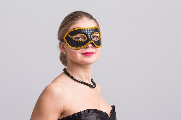 Mujer con máscara de carnaval