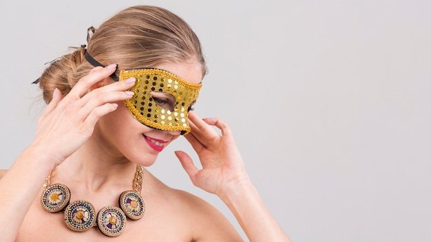 Mujer con máscara de carnaval