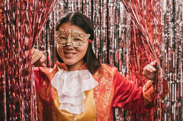 Mujer con máscara en fiesta de carnaval