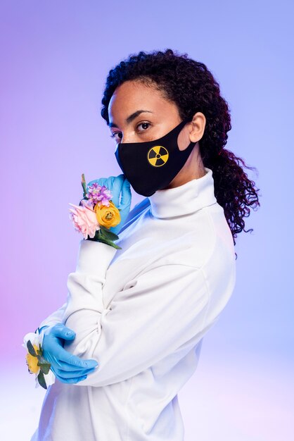 Mujer con máscara y guantes florales