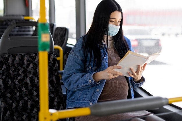 Mujer, con, máscara, lectura