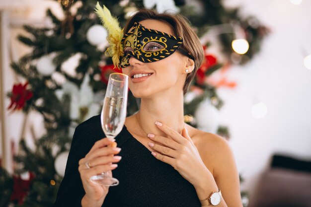 Mujer en máscara en mascarada de Navidad