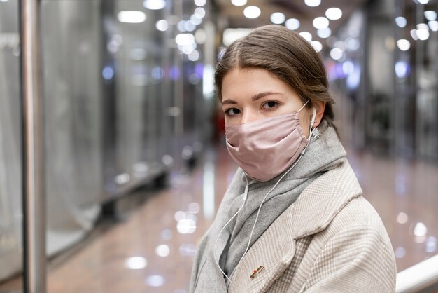 Mujer con máscara médica en el centro comercial de la ciudad