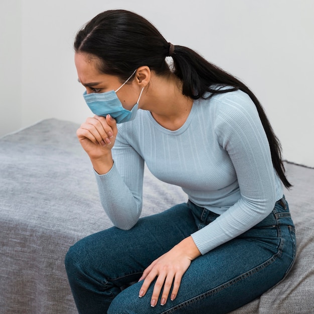 Mujer con máscara médica esperando