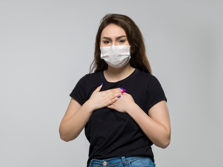 Foto gratuito mujer con máscara médica estéril blanca se siente enferma