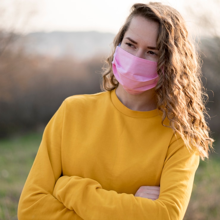 Foto gratuito mujer con máscara médica y con las manos cruzadas