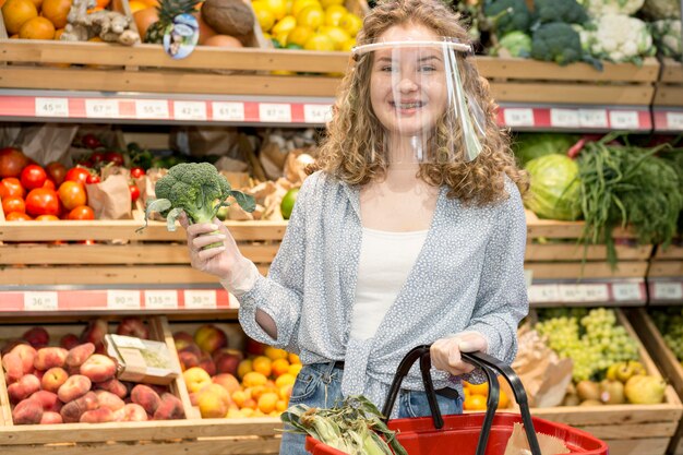 Mujer con máscara en el mercado