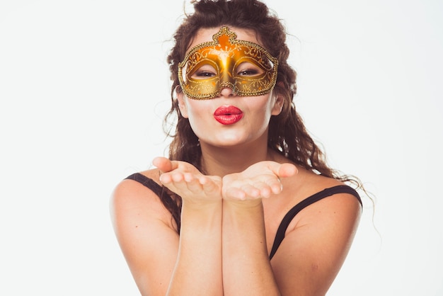 Mujer en máscara de oro posando